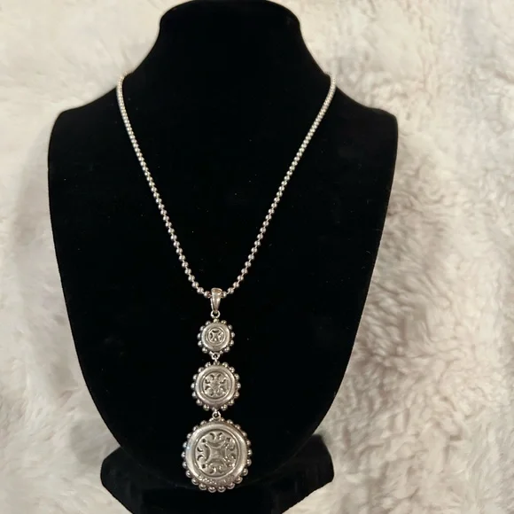 LAGOS Silver and Mother-of-Pearl Necklace and Matching Earrings - Picture 5 of 13